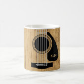 年老いた木製アコースティックギターモノグラム コーヒーマグカップ (中央)