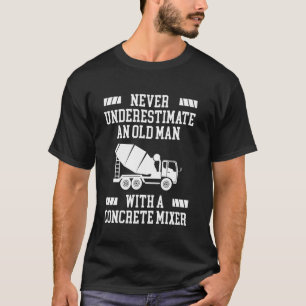 年配のコンクリート作業員を侮るなかれ ク Tシャツ