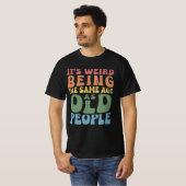 年配の人々と同じ年齢で皮肉なレトロ Tシャツ (正面フル)