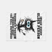 年配の人の中の猫は若い人ばかりだ フリースブランケット (正面(横))