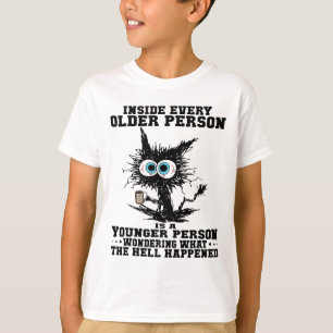 年配の人の中の猫は若い人ばかりだ Tシャツ