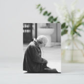 年配の男性が音楽を聴く ポストカード (スタンド正面)