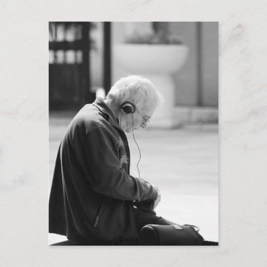 年配の男性が音楽を聴く ポストカード (正面)