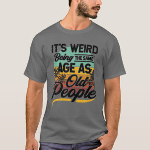 年配の風変わり人と同じ年齢だ Tシャツ