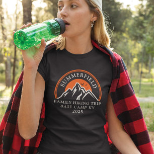 年間の家族ハイキング旅行マッチングママ Tシャツ