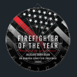 年間従業員の赤線の消防士 ダーツボード<br><div class="desc">このデザインは、白黒のと薄い赤ストライプ線のラインを持つ消防ストライプ旗を特徴とする。このダーツ素晴らしボードは、消防士、中尉、船長、または船長に感謝を示し、その年の消防士になることを示している。</div>