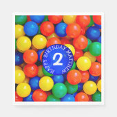 年齢と名パーソナライズされた前ボールピットをテーマにした誕生日 スタンダードランチョンナプキン (正面)