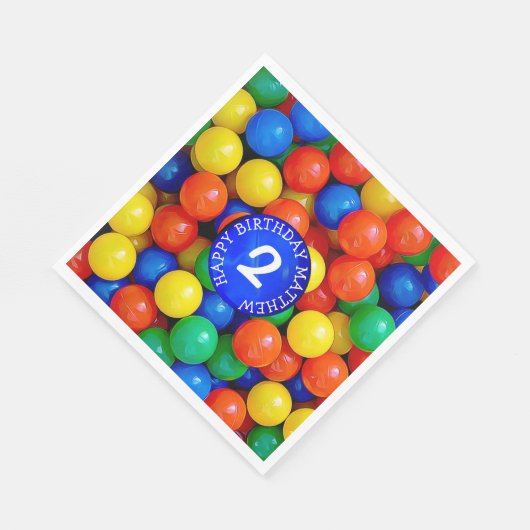 年齢と名パーソナライズされた前ボールピットをテーマにした誕生日 スタンダードランチョンナプキン (角)