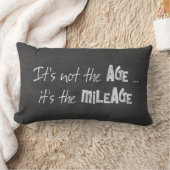 年齢についての黒い黒板ユーモア ランバークッション (ブランケット)