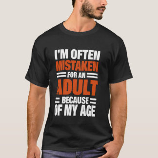 年齢のせいで大人と間違えられることが多いです Tシャツ