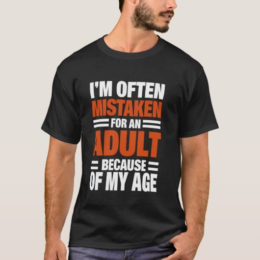 年齢のせいで大人と間違えられることが多いです Tシャツ (正面)
