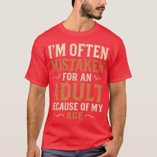 年齢のせいで大人と間違えられることが多いです Tシャツ