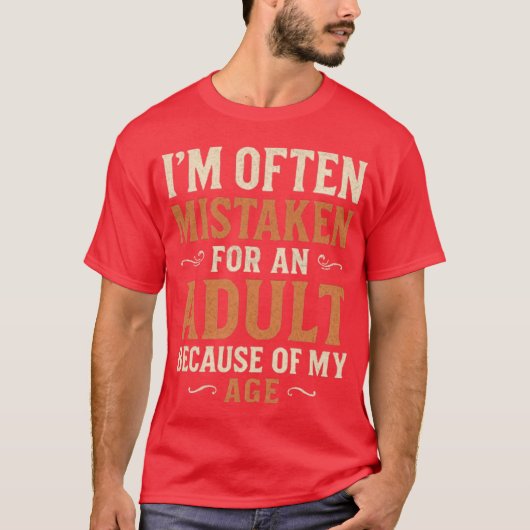 年齢のせいで大人と間違えられることが多いです Tシャツ (正面)