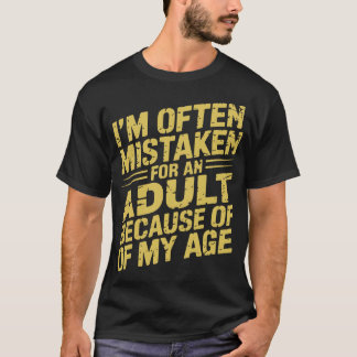年齢のせいで大人と間違えられることが多いです Tシャツ