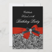 年齢の誕生日パーティーを追加する赤いダマスクブラック 招待状 (正面)