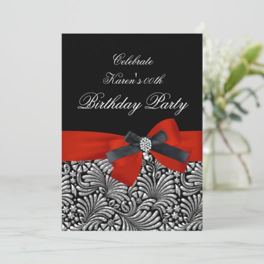 年齢の誕生日パーティーを追加する赤いダマスクブラック 招待状 (スタンド正面)
