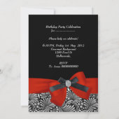 年齢の誕生日パーティーを追加する赤いダマスクブラック 招待状 (裏面)