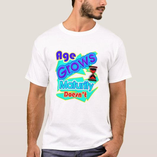年齢は重ねても成熟しない タイポグラフィTシャツ Tシャツ (正面)