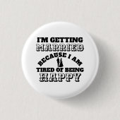 幸せおもしろいに疲れて結婚する 缶バッジ (正面)