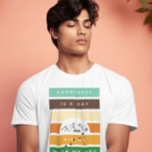 幸せおもしろいは私の犬と一緒にハイキングに行った日だ Tシャツ