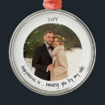 幸せが過ごす隣の可愛い写真 メタルオーナメント<br><div class="desc">ミニマルオーナメントとカスタムあなたの写真と可愛い手書きスタイルタイポグラフィ。テンプレートは写真を追加する準備ができて、丸い円の形で表示される。もし写真の配置に問題がある場合は、アップロードする前に四角に切り抜いてみよう。「幸せ読は…私の傍らに置く」というサンプルの言葉は、あなたが望むようにこれを編集することを歓迎する。</div>