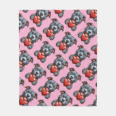 幸せそうな表情でハートを抱える愛らしい犬 フリースブランケット (正面)