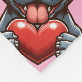 幸せそうな表情でハートを抱える愛らしい犬 フリースブランケット (角)