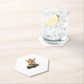 幸せそうに車を走らせるかわいいキリン ペーパーコースター (インサイチュ)