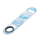 幸せで明るい雲の淡いブルーの空の背景 スピード栓抜き (正面アングル)