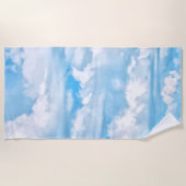 幸せで明るい雲のaの淡いブルーの空の背景 ビーチタオル (正面)