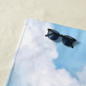 幸せで明るい雲のaの淡いブルーの空の背景 ビーチタオル (インサイチュ)