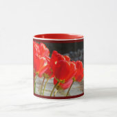 幸せで退職したなナースのコーヒー・マグの赤のチューリップ マグカップ (中央)