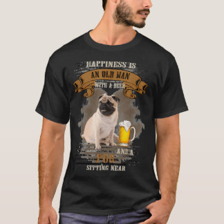 幸せとはビールとパグに囲まれた老人のこと Tシャツ