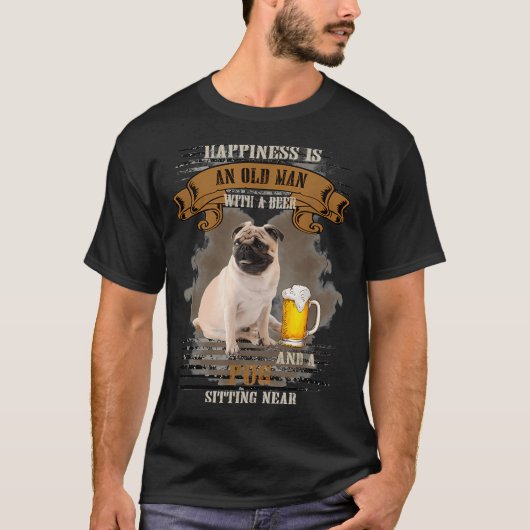 幸せとはビールとパグに囲まれた老人のこと Tシャツ (正面)