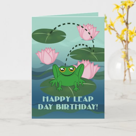 幸せなうるう日の誕生日! スイレンの浮いている葉のカエルの跳躍 カード (黄色い花)