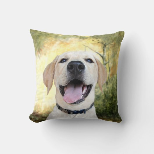幸せなイエロー・ラブラドール・レトリーバー クッション (正面)
