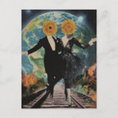 幸せなカップルが超現実的なコラージュを踊る ポストカード (正面)