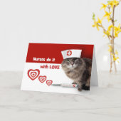 幸せなナースの日。おもしろい子猫着用ナースキャップ カード (黄色い花)