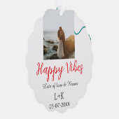 幸せなバイブス休日カップル名前日付結婚式レッド オーナメントカード (右)