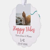 幸せなバイブス休日カップル名前日付結婚式レッド オーナメントカード (左)