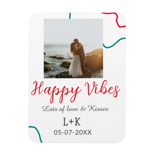 幸せなバイブス休日カップル名前日付結婚式レッド マグネット (縦)