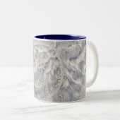 幸せなマグを引く砂のビーチの顔 ツートーンマグカップ (正面右)