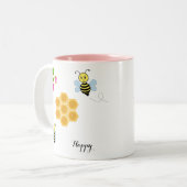 幸せなミツバチ、ピンク色の花とハニカム ツートーンマグカップ (正面左)