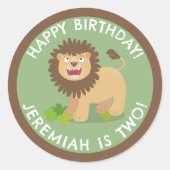 幸せなライオンの轟音の漫画のパーソナライズされた誕生日 ラウンドシール (正面)