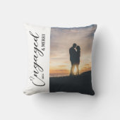 幸せな二人の写真（婚約中） クッション (正面)