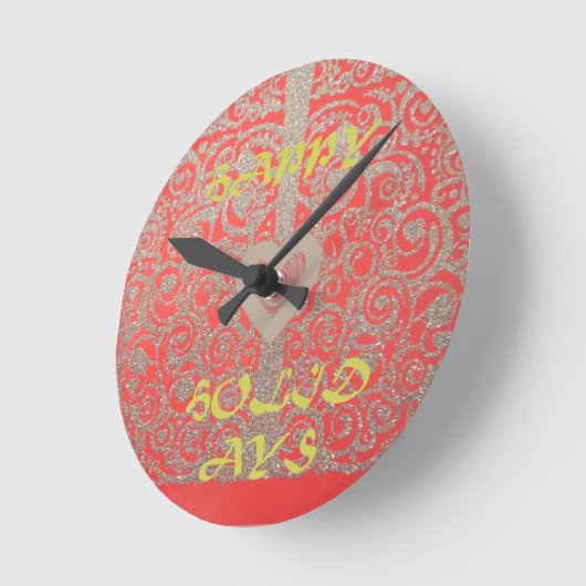 幸せな休日の赤いグリッターのハートのデザイン ラウンド壁時計 (傾斜)