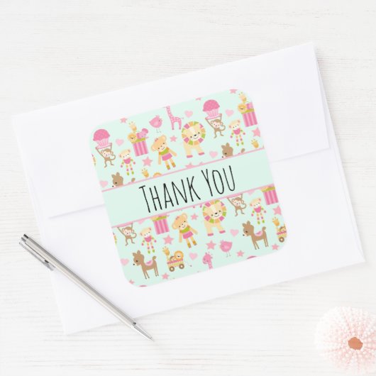 幸せな動物とおもちゃが登場するかわいいパターン スクエアシール (封筒)