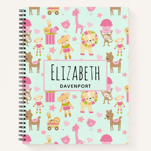 幸せな動物とおもちゃが登場するかわいいパターン ノートブック (正面)