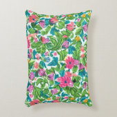 幸せな夏の庭の緑とピンクのフローラ アクセントクッション (正面(垂直))
