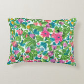 幸せな夏の庭の緑とピンクのフローラ アクセントクッション (裏面)